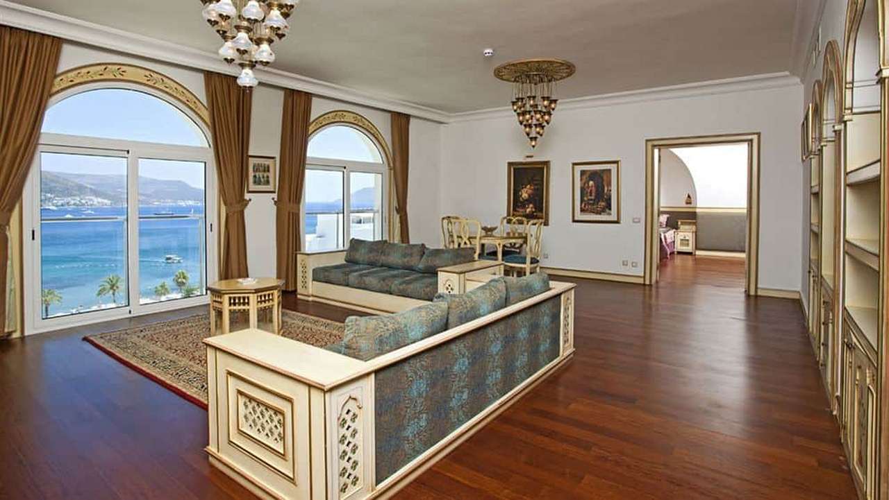 هتل سالماکیس بیچ